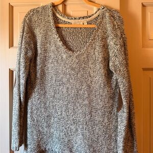 RD Style Black and White V-Neck Sweater